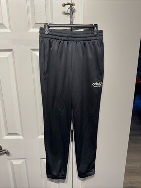 Adidas men’s gray basketball athletic pants.